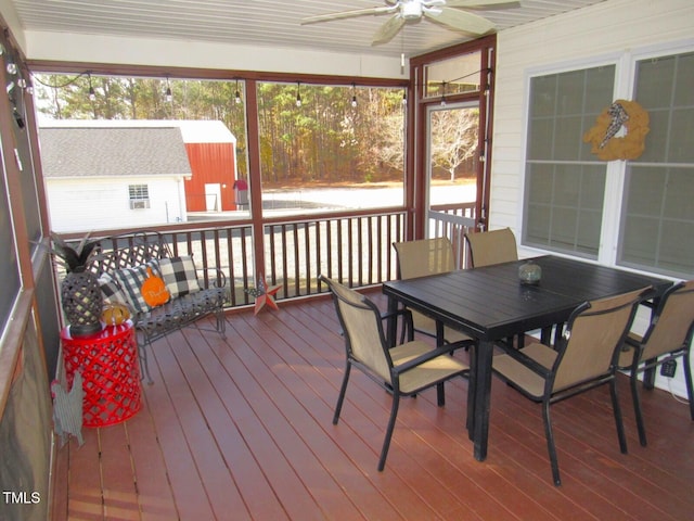 sunroom with ceiling fan