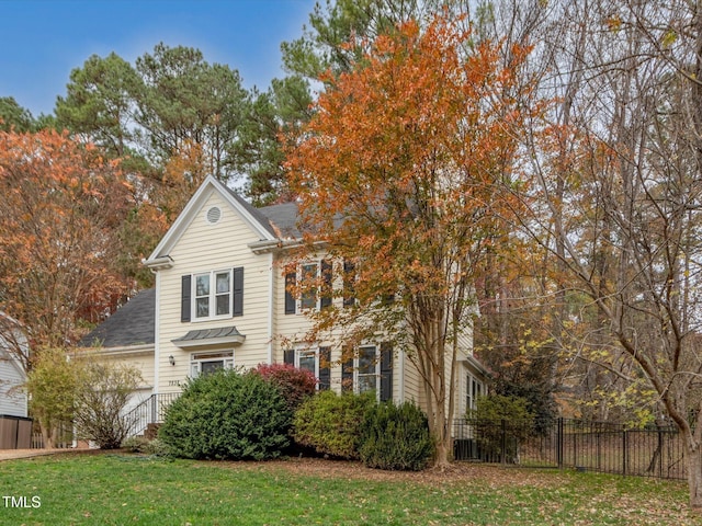 view of front of house with a front lawn