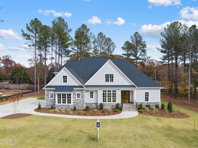 view of front of home featuring a front yard