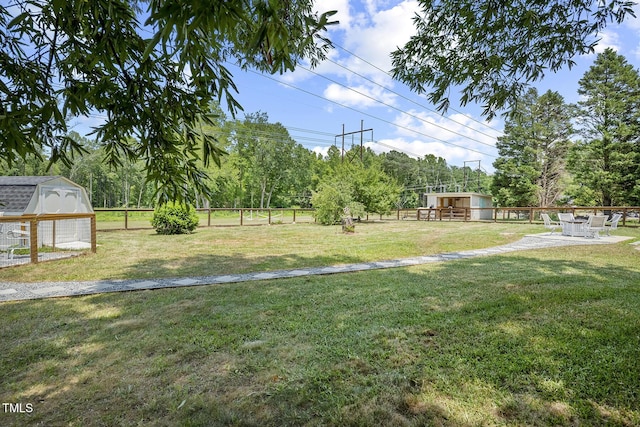 view of yard featuring a storage unit