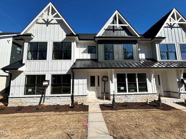 view of front facade with a front yard