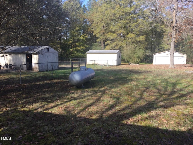 view of yard featuring an outbuilding