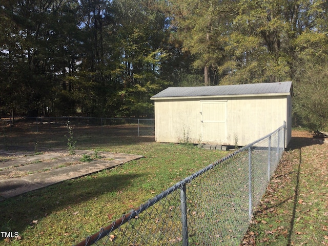 view of yard featuring a storage shed