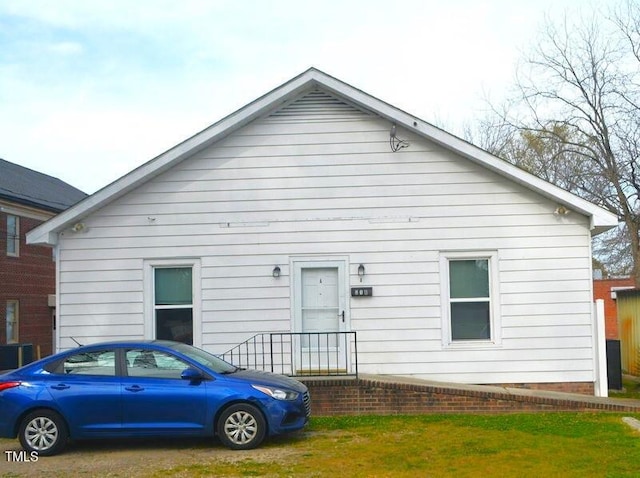 back of house featuring a lawn