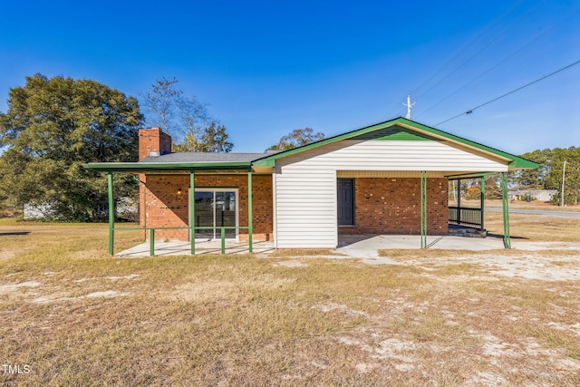 view of front of house featuring a front yard and a patio