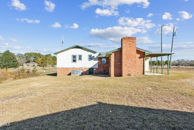 view of side of property featuring a yard