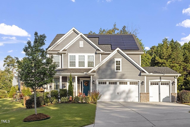 view of front of house featuring a front yard and solar panels