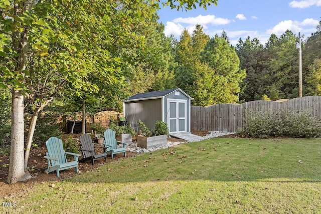 view of yard with a storage unit