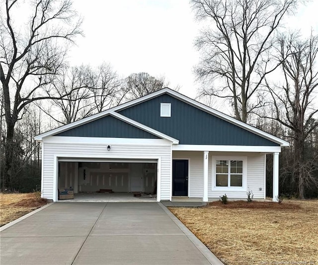 view of front facade featuring a garage and driveway