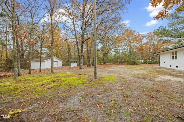 view of yard with an outbuilding and a garage