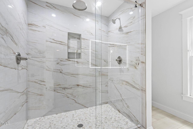 bathroom featuring a tile shower