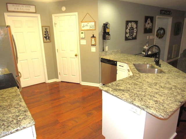 kitchen featuring white cabinets, sink, dark hardwood / wood-style flooring, kitchen peninsula, and stainless steel appliances