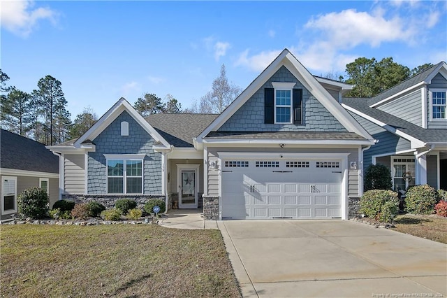 craftsman house featuring a front lawn