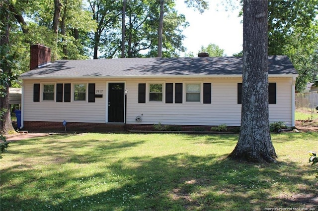 ranch-style home featuring a front lawn