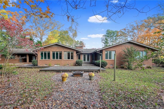 view of front facade with a front yard