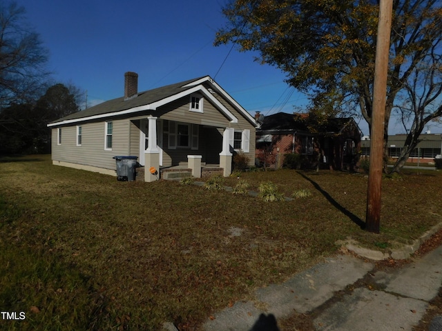 view of front of home featuring a front yard