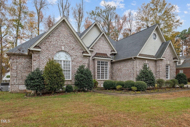 view of front facade featuring a front yard