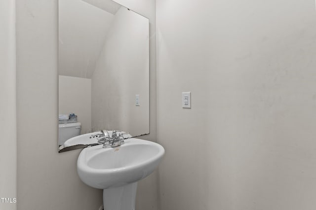 bathroom featuring toilet and sink