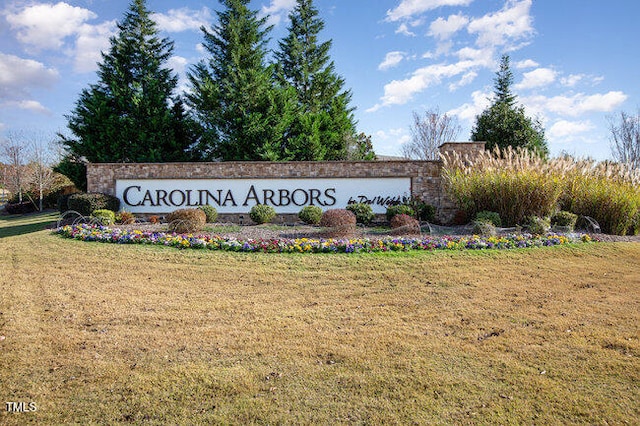 community / neighborhood sign featuring a yard