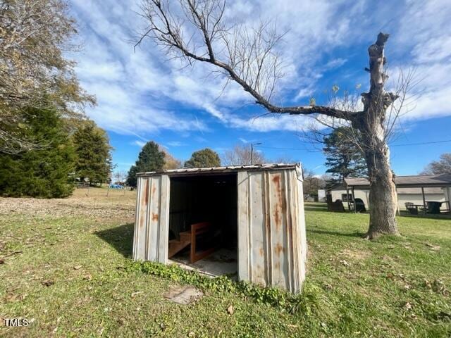 view of outdoor structure with a yard