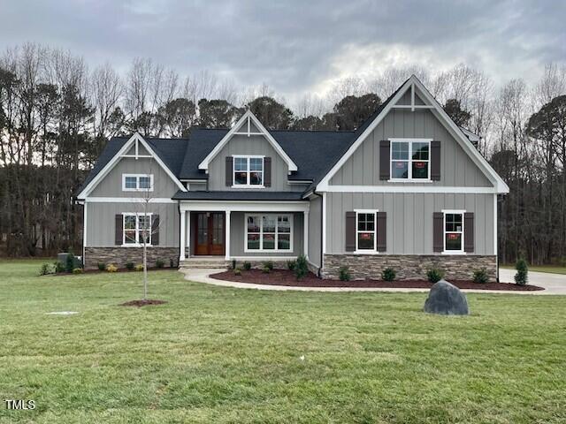 craftsman-style house featuring a front lawn