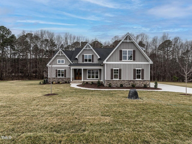 craftsman inspired home featuring covered porch and a front lawn