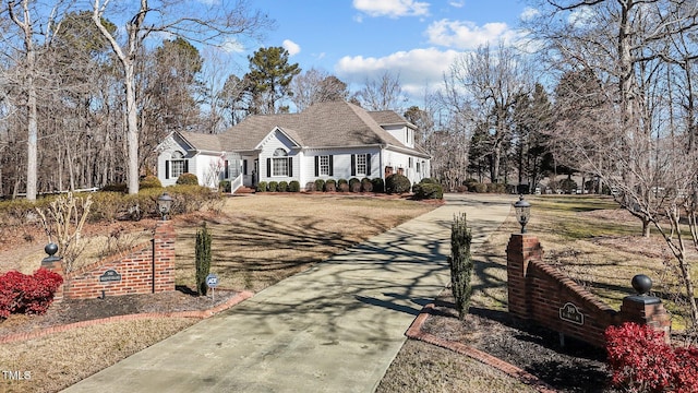 view of front of home with a front lawn