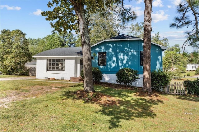 single story home with a front lawn