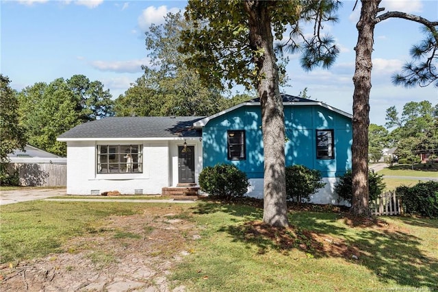 view of front of home featuring a front lawn