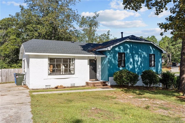 view of front of property with a front lawn