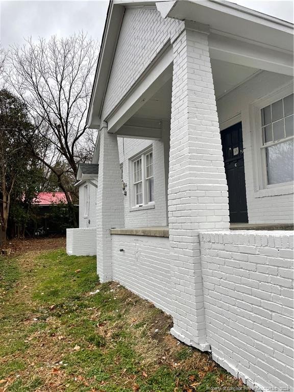 view of side of property featuring a yard