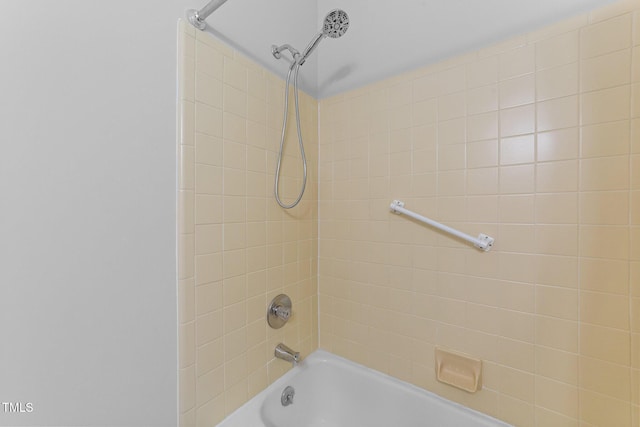 bathroom featuring tiled shower / bath combo