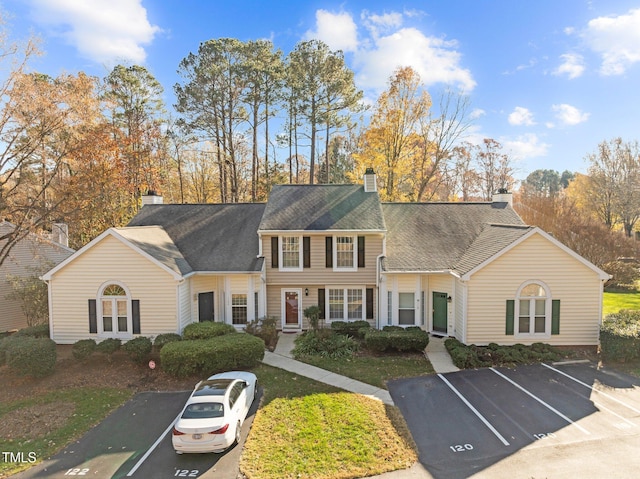 view of front of home featuring a front lawn