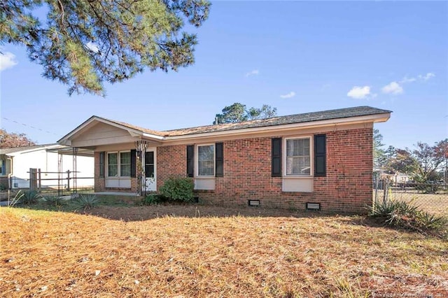 view of front of house with a carport and a front yard