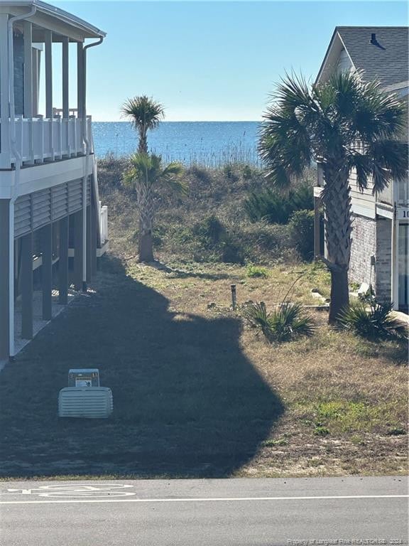 view of yard featuring a water view