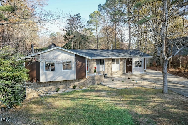 ranch-style house featuring a front yard