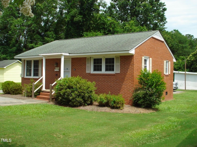 view of front facade featuring a front yard