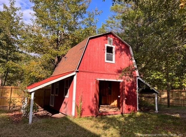 view of outbuilding featuring a lawn