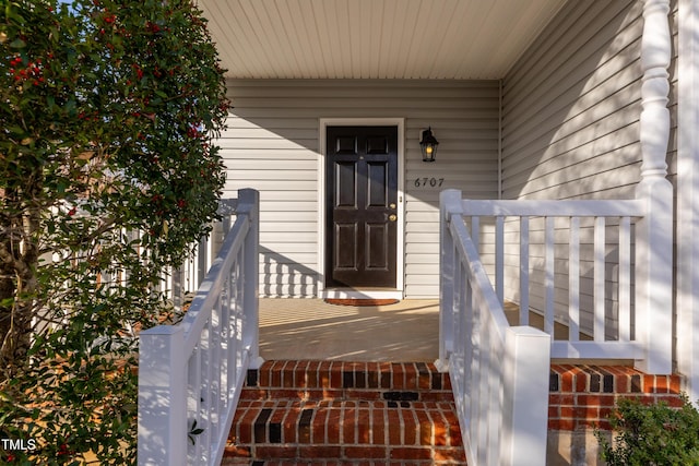 property entrance with covered porch