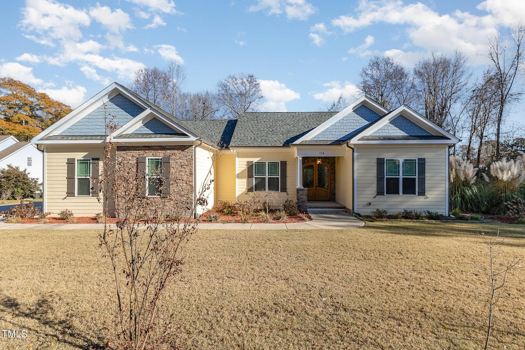 craftsman house featuring a front lawn