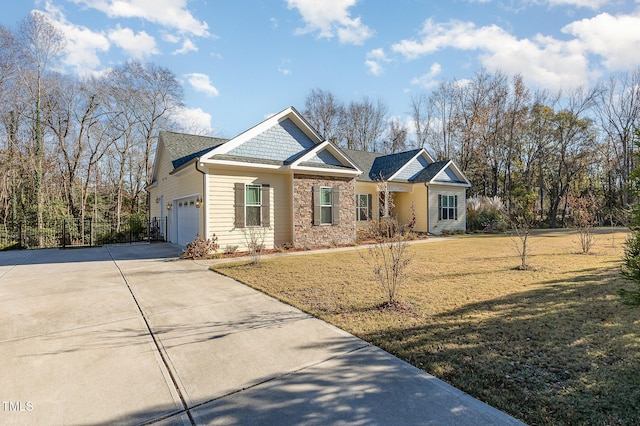 craftsman house featuring a garage and a front lawn