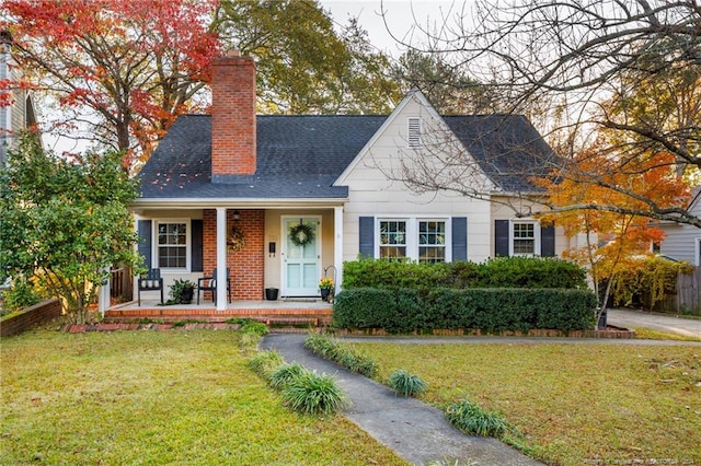 view of front facade with a front lawn and covered porch