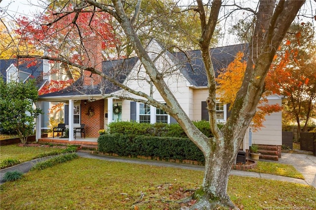 view of front of property featuring covered porch and a front yard