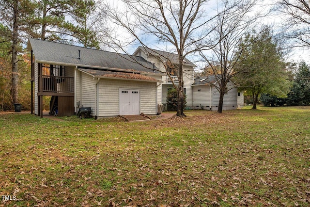 back of house featuring a lawn