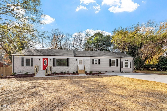 single story home featuring a front yard