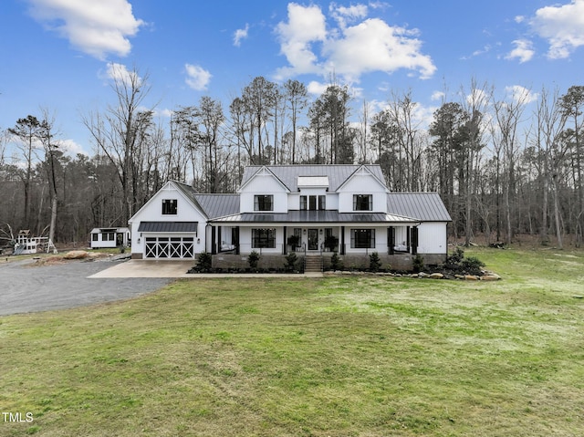 view of front facade featuring a front yard and covered porch