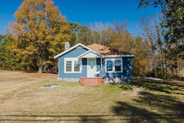 bungalow featuring a front lawn