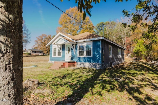 bungalow featuring a front lawn