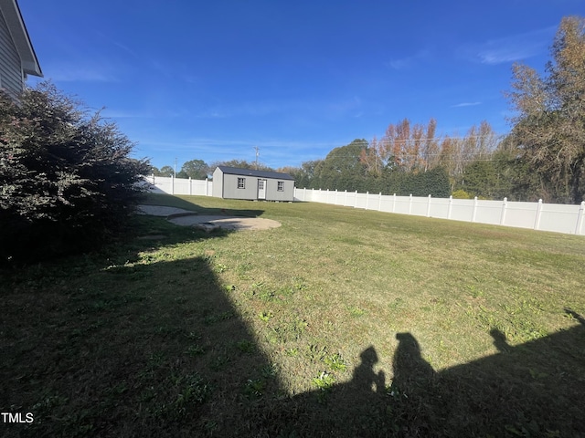 view of yard featuring an outbuilding