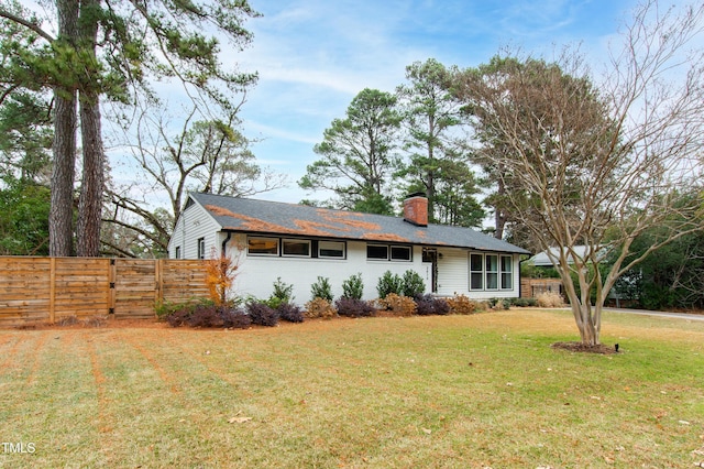 ranch-style home with a front yard